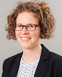 Dieses Bild hat ein leeres Alt-Attribut. Der Dateiname ist Portraits_W_0005_Kick-Off-Meeting_MATTHIASPOPP.COM_0115_Anna-Riester.jpg